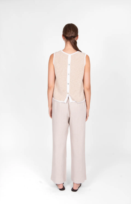 BRIDGE & LORD BUTTON BACK VEST SAND/WHITE