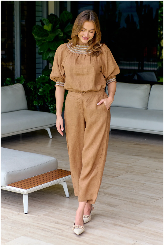 NATURALS BY O&J RUCHED NECK LINEN TOP GINGERBREAD