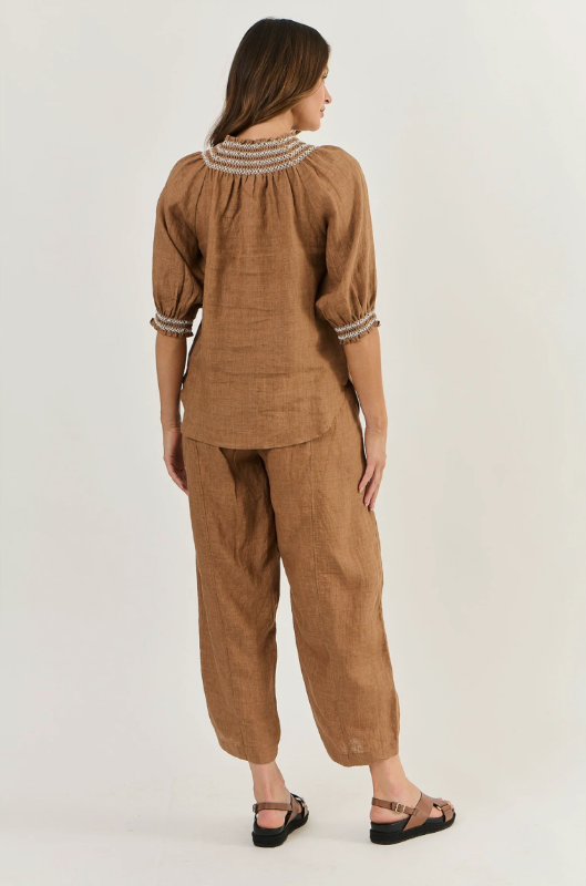NATURALS BY O&J RUCHED NECK LINEN TOP GINGERBREAD